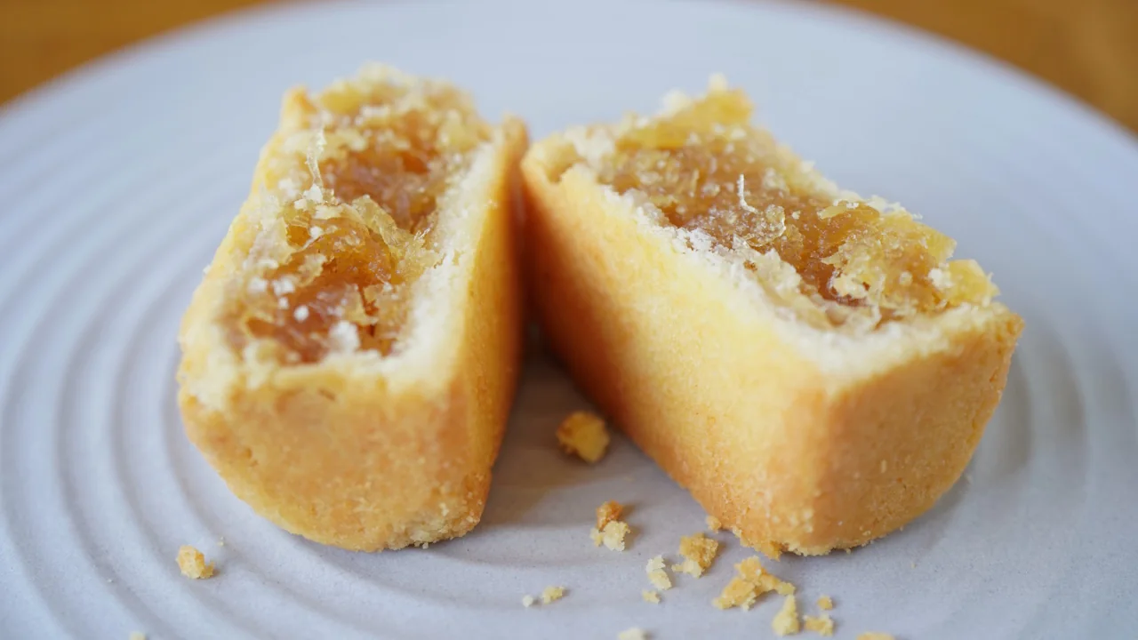 半分に割ったパイナップルケーキ(鳳梨酥)の断面
