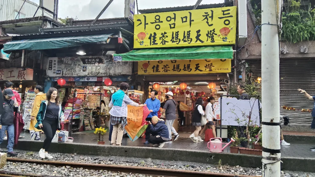 十分老街で出来上がったランタンを広げる観光客