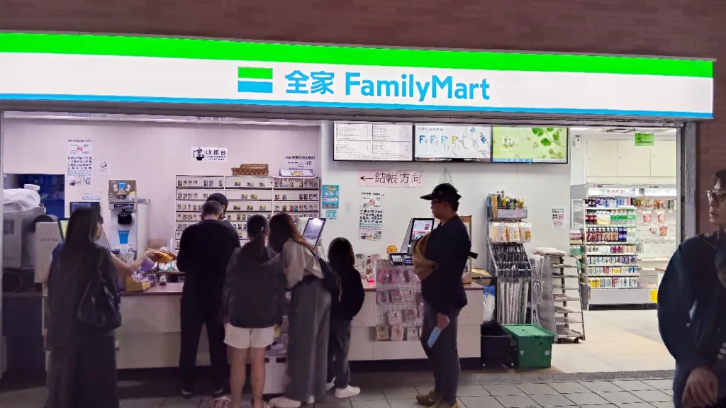 MRT駅にあるファミリーマート