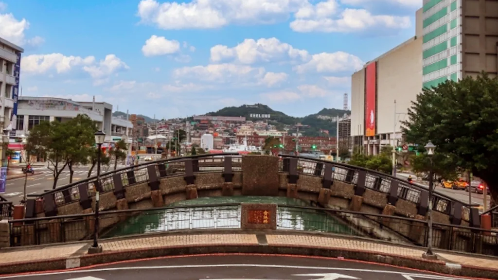 基隆の中心地から見た虎仔山（フーザイシャン）の斜面に設置された文字看板「基隆地標」