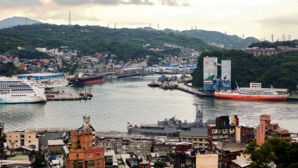 中正公園から見た基隆港と大型船