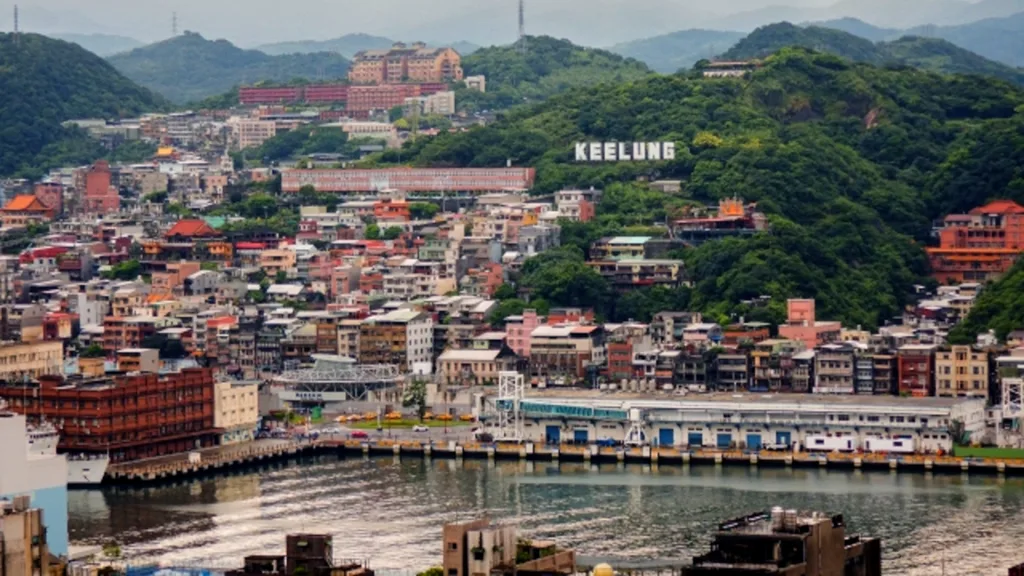 中正公園から見た虎仔山（フーザイシャン）の斜面に設置された文字看板「基隆地標」
