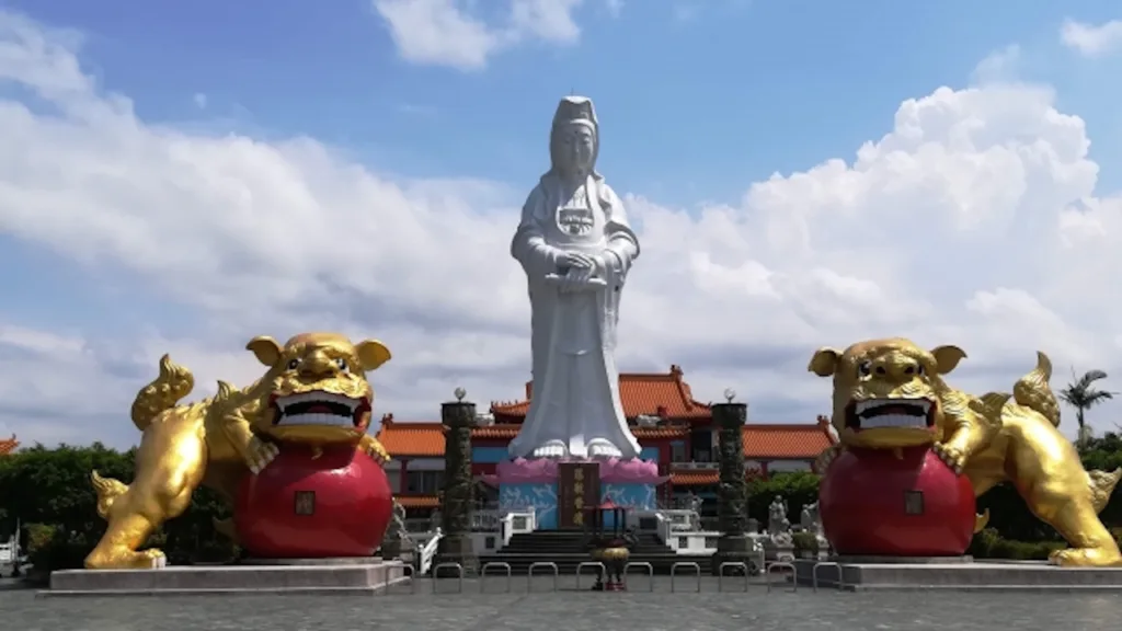 中正公園の白い大観音像