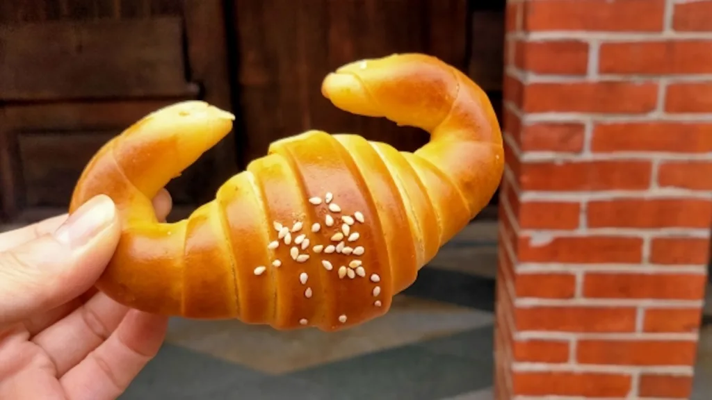 三峡名物の牛の角の形をした台湾風クロワッサン「金牛角パン」