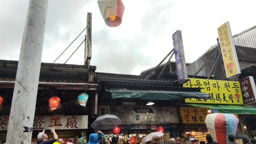 十分老街で天に上がっていくランタン