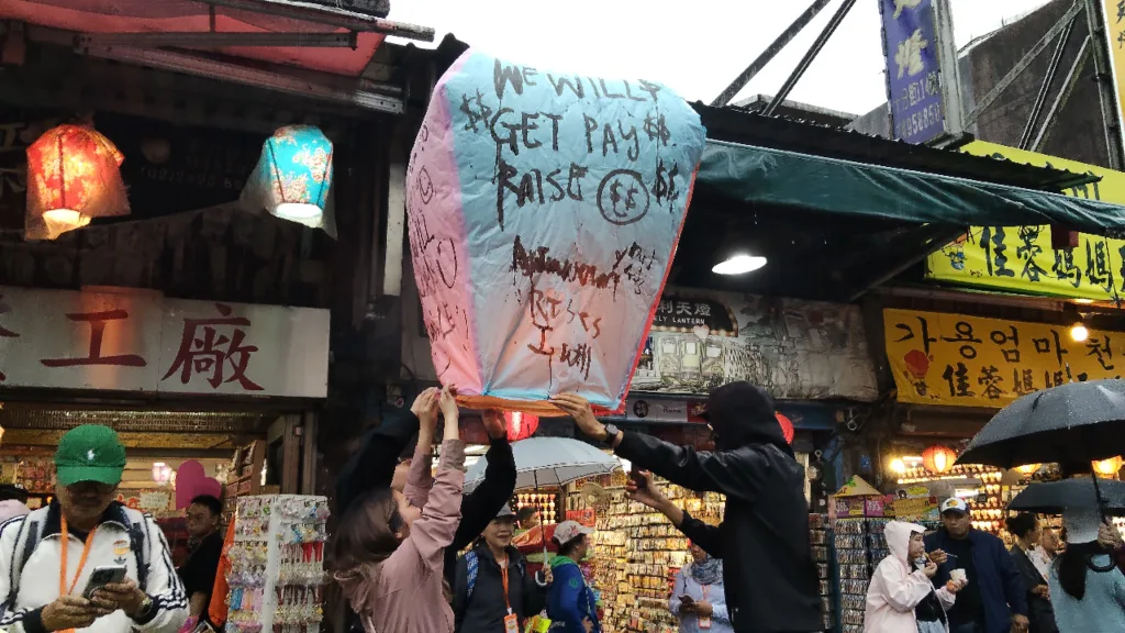 十分老街でランタンの打ち上げ直前に写真撮影している観光客