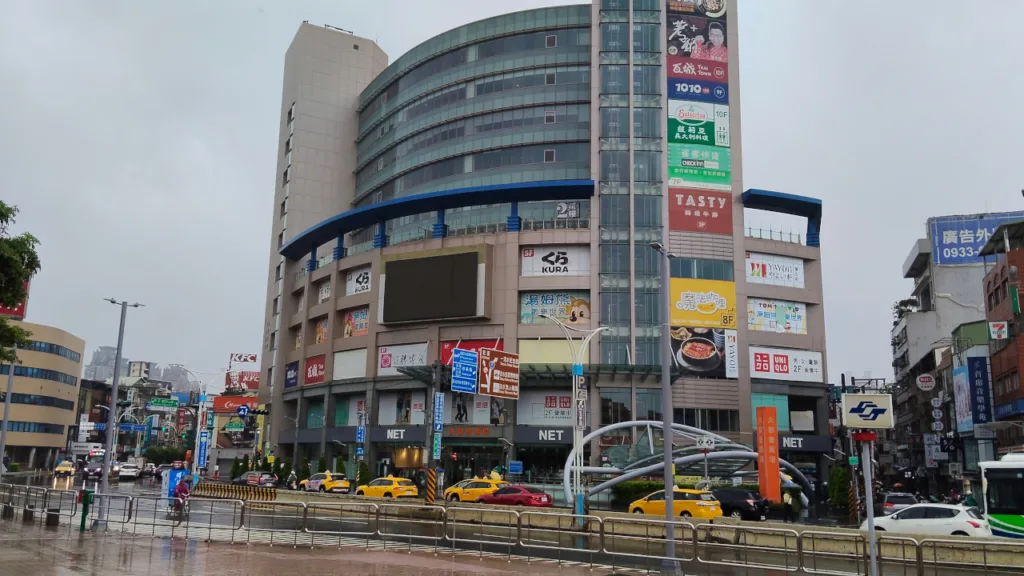 MRT淡水駅の向かいにある商業施設