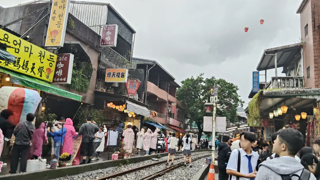 十分老街と空を飛ぶ2つのランタン