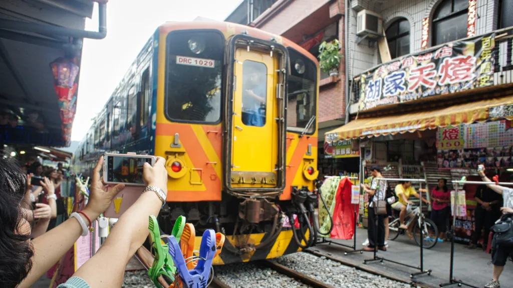 十分を通り抜ける台湾国鉄の列車