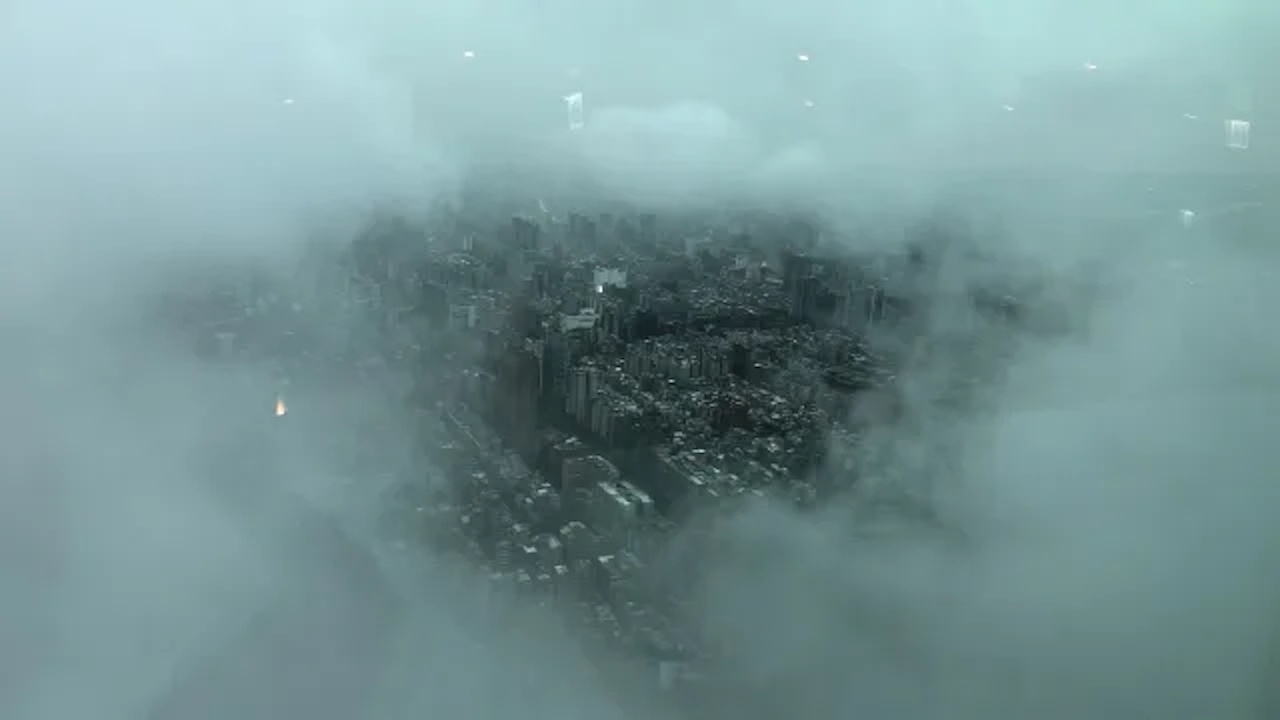 台北101からの雲海に隠れた街の眺め