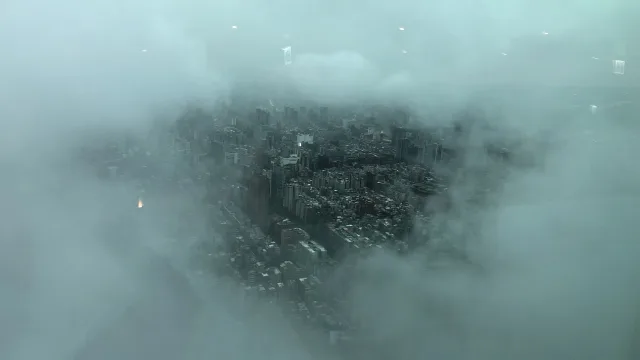 台北101からの雲海に隠れた街の眺め