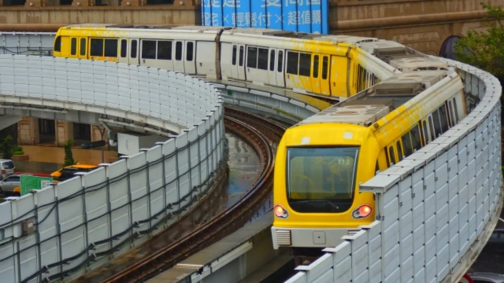 台北MRTの環状線（イエローライン・Y線）の列車