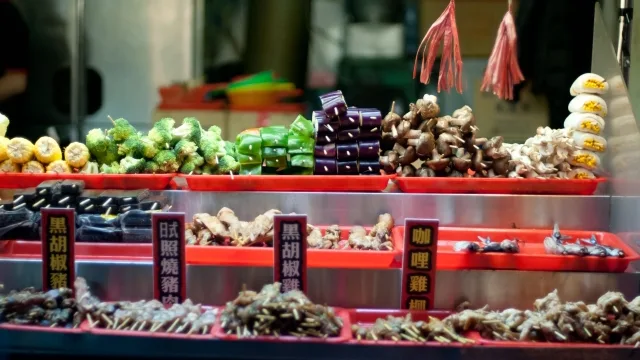 夜市の屋台に陳列された食べ物