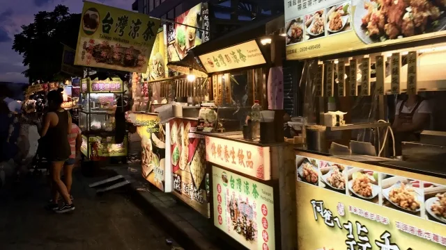 メニューを表示した夜市の屋台
