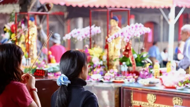 龍山寺でのお祈り