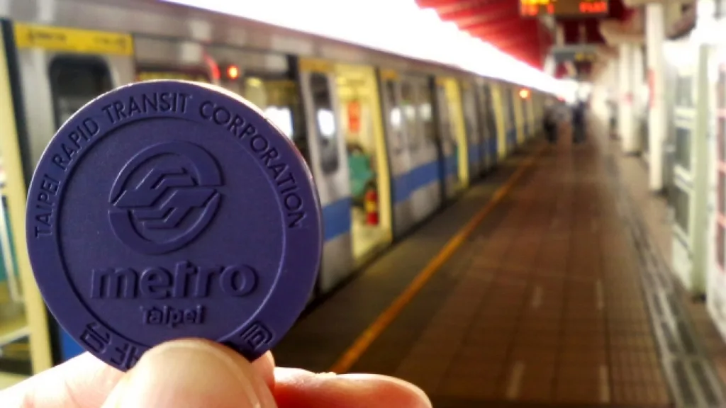 MRTの列車と乗車用のトークン