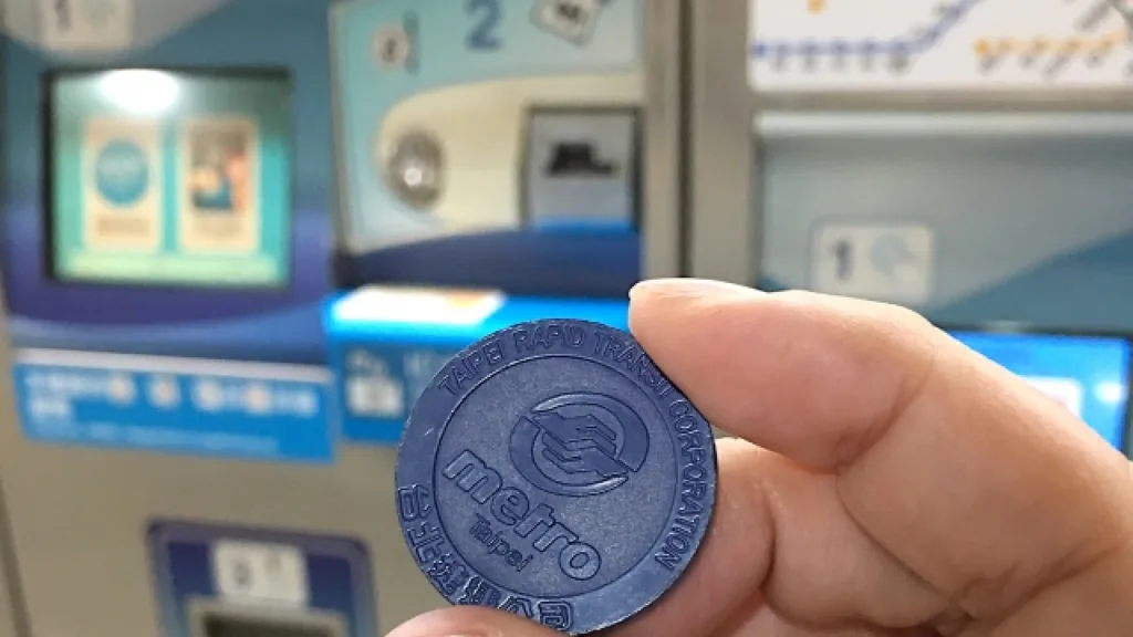 MRTの乗車用トークンと券売機