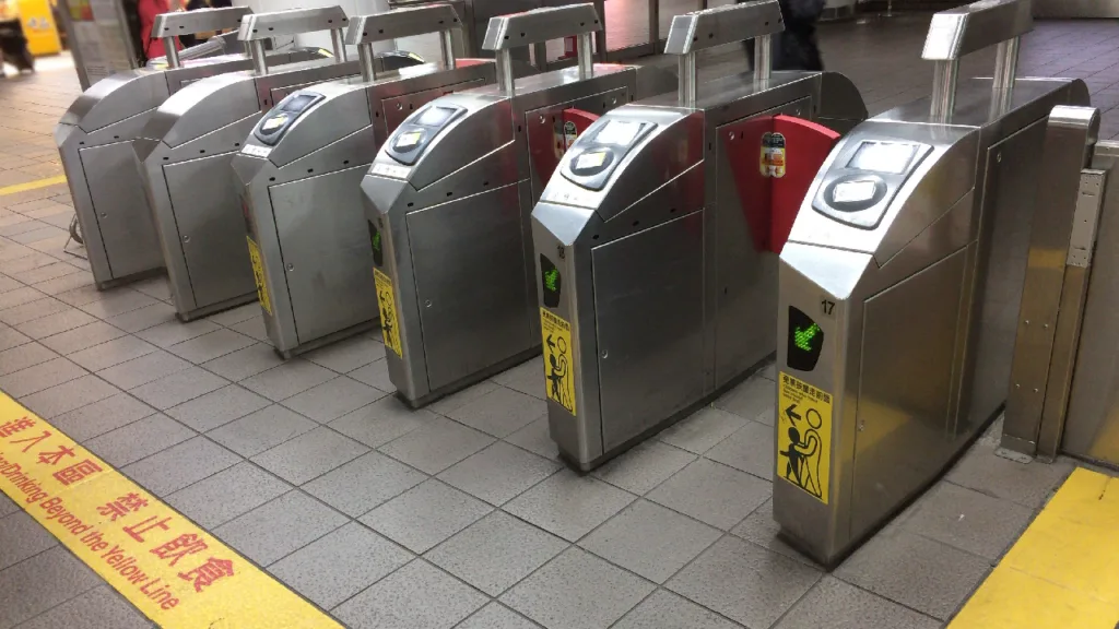 MRTの改札口と飲食禁止の黄色枠表示