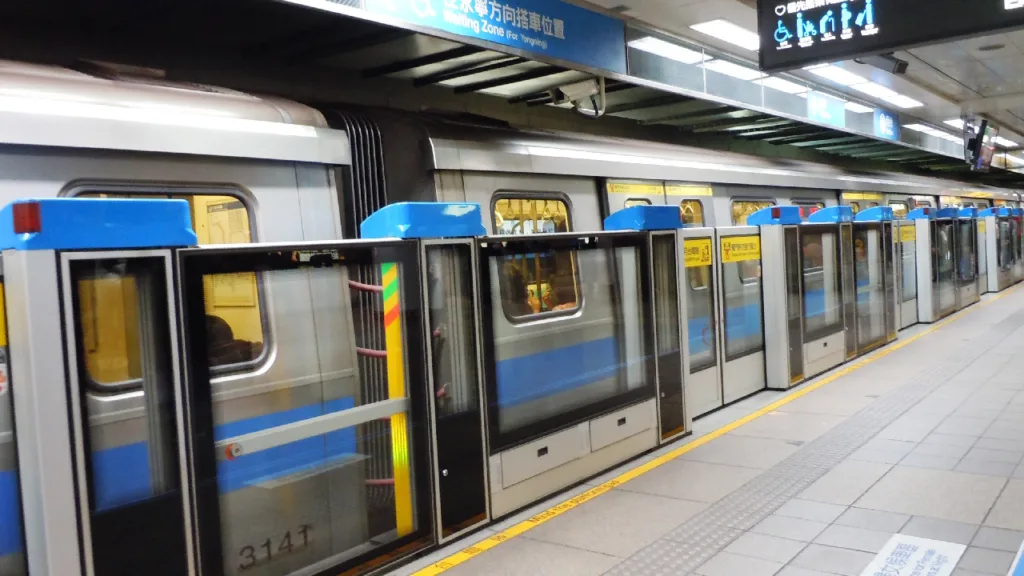 MRTのホームにあるホームドア