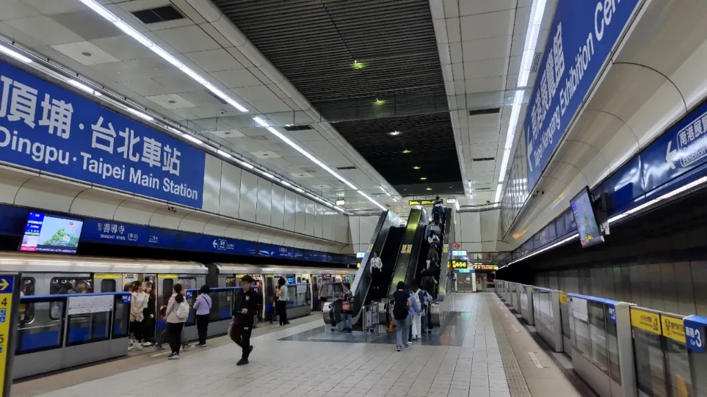 MRTの地下のプラットホーム