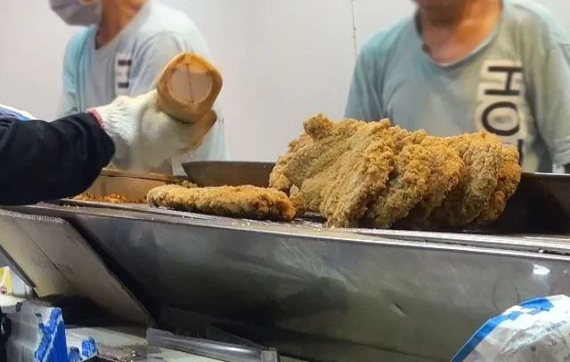 士林夜市の豪大大雞排（ホーダーダージーパイ）