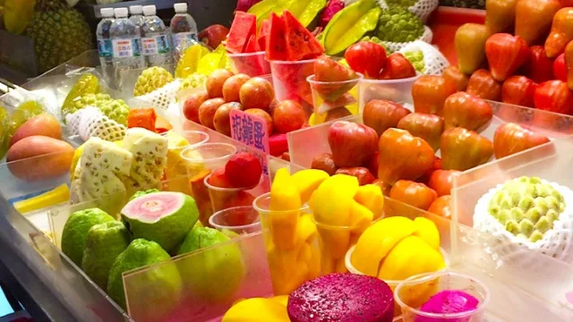 士林夜市で陳列された南国の果物