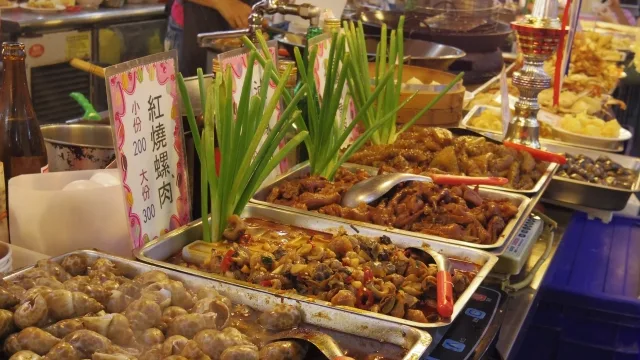 士林夜市で陳列されたお料理