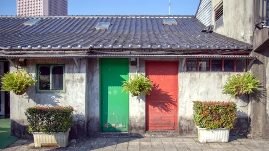 四四南村のカラフルなドア