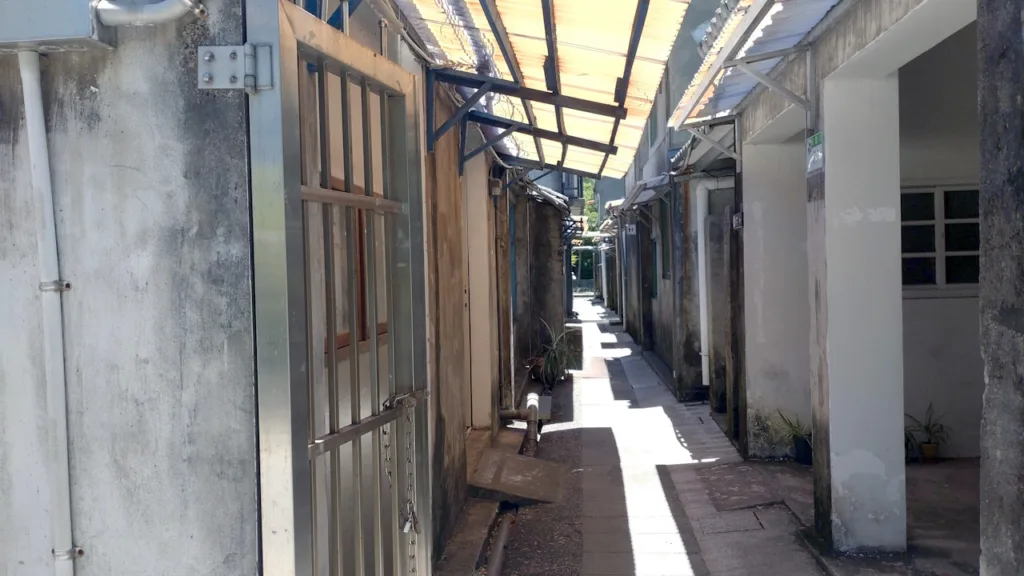 四四南村の細い路地