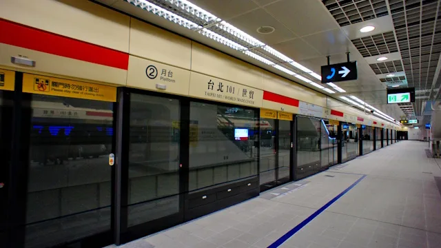 台北101の地下鉄駅プラットホーム