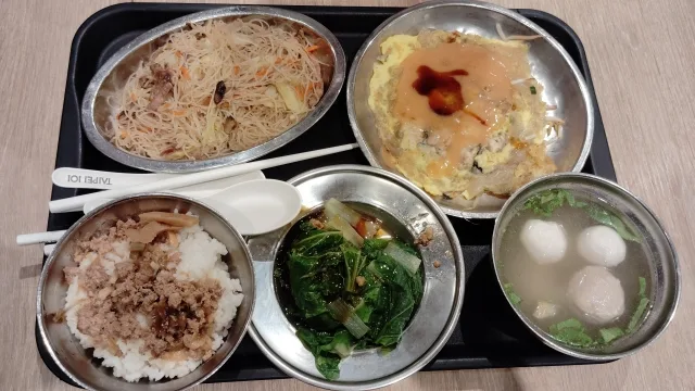 台北101フードコートでの台湾料理