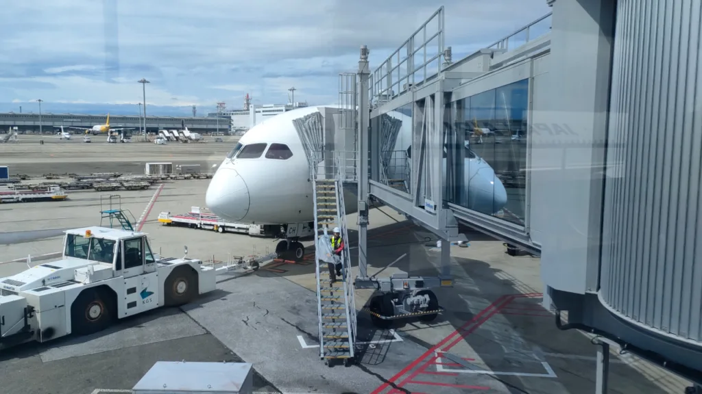 関西空港に駐機中のB787の前面部分