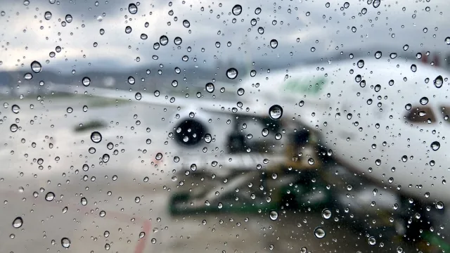 台北空港での雨