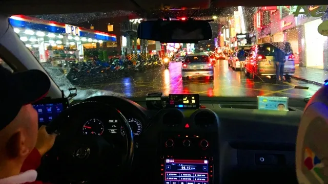 雨の夜のタクシー