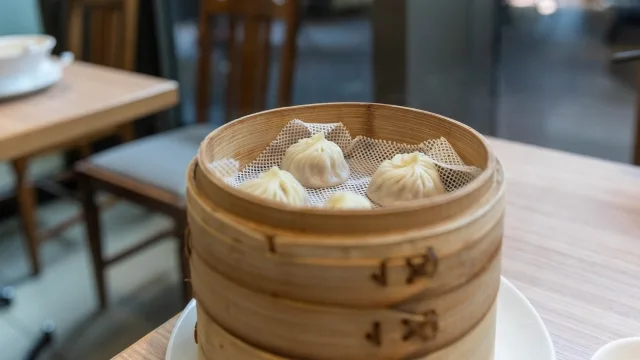 テーブルに置かれた小籠包